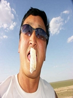 Gambat mit Saurierversteinerung